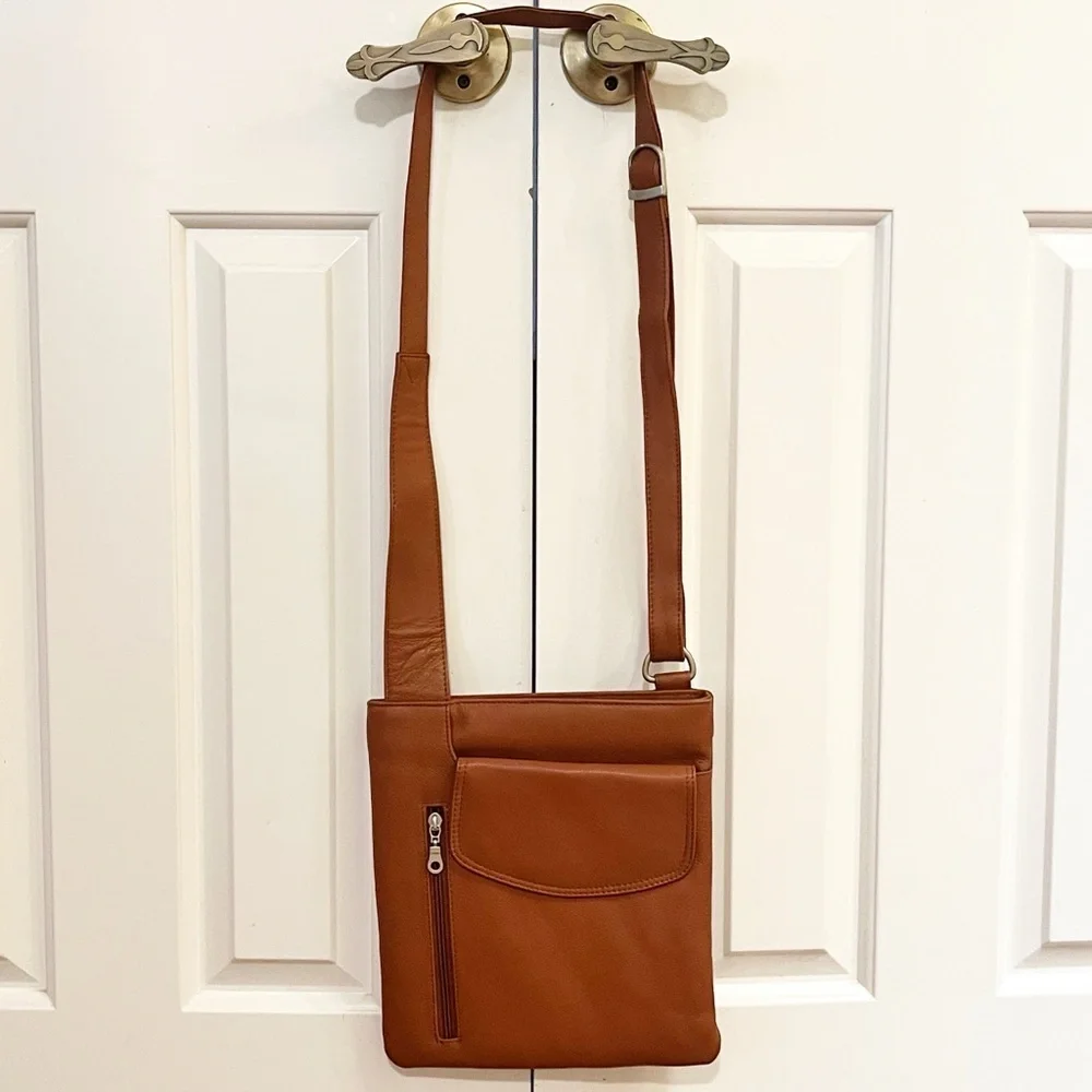 Paul & Taylor USA Caramel Brown Leather Crossbody Bag adjustable strap. Like new - Picture 4 of 12
